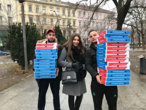 Királynők osztottak pizzát az utcán